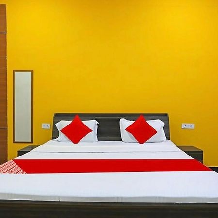 Hotel Mannu Grand Канпур Екстериор снимка