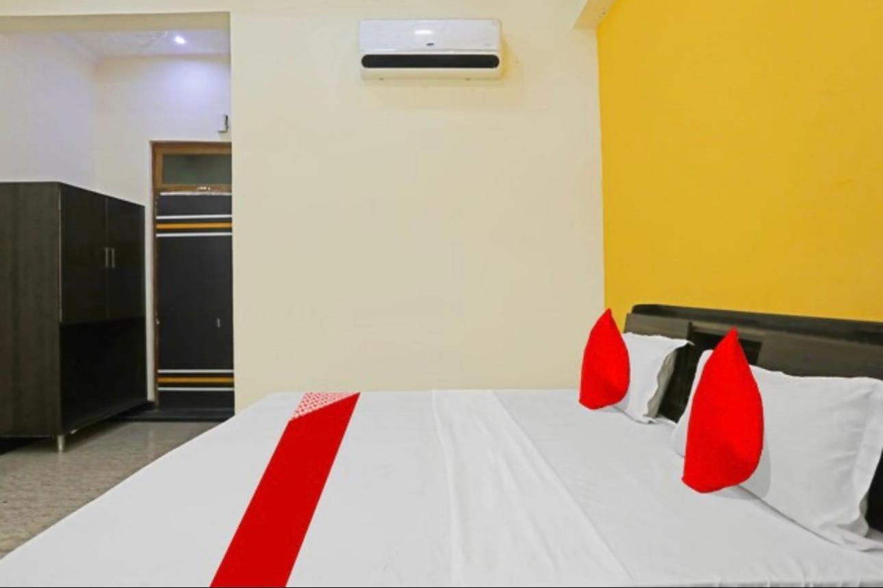 Hotel Mannu Grand Канпур Екстериор снимка