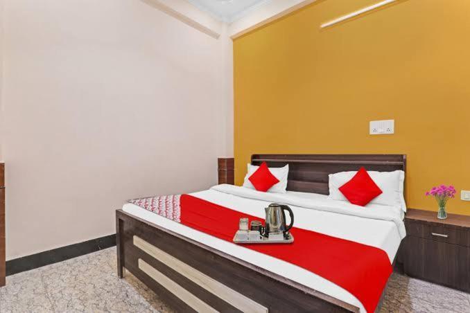 Hotel Mannu Grand Канпур Екстериор снимка